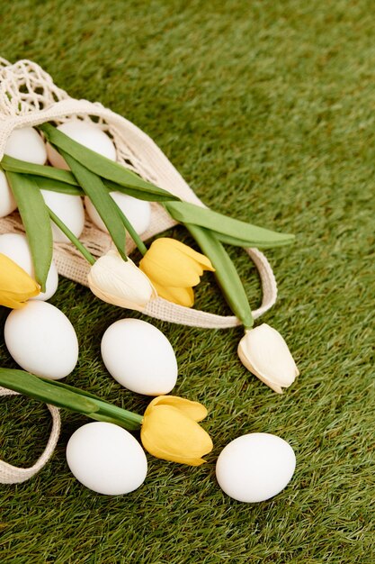 Foto uova di pasqua bouquet di fiori decorazione tradizione foto di alta qualità