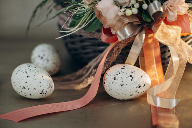 Foto uova di pasqua dal cestino di pasqua decorato