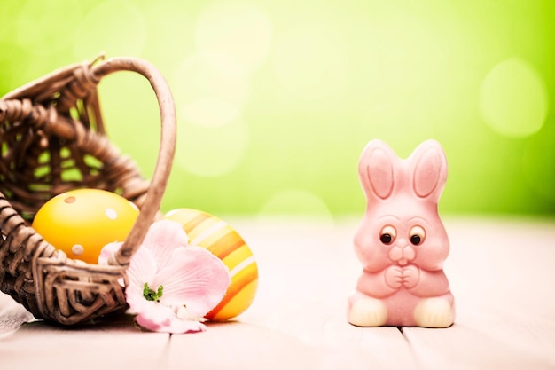 Foto uova di pasqua e caramelle bunny green bokeh sfocato