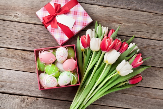 Пасхальные яйца и красочные тюльпаны