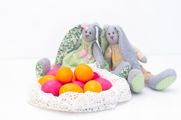 Пасхальные яйца милые кролики. С Пасхой. крашеные яйца на светлом фоне.