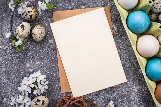 Foto uova di pasqua e carta vuota