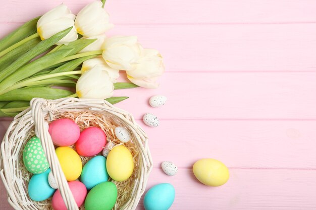 Photo easter eggs and flowers on the table top view