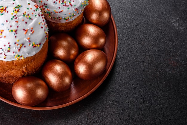 Foto uova di pasqua oro e bronzo e torta di pasqua. preparazione per le vacanze