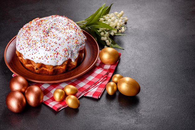 Uova di pasqua oro e bronzo e torta di pasqua.