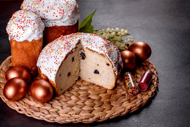 Foto uova di pasqua oro e bronzo e torta di pasqua.