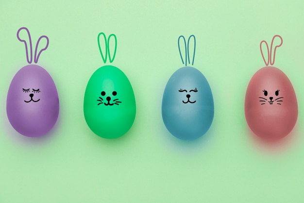 Photo easter eggs on green background