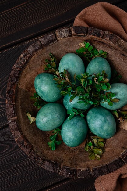 Foto uova di pasqua boxwood marmo verde in un piatto di legno vista superiore casalinga nessuna gente