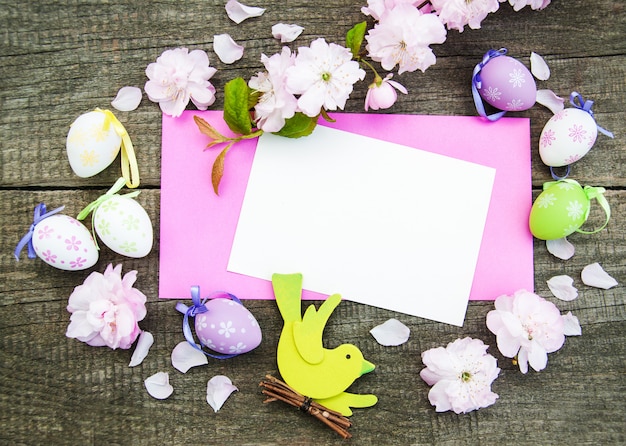 Foto uova di pasqua e biglietto di auguri