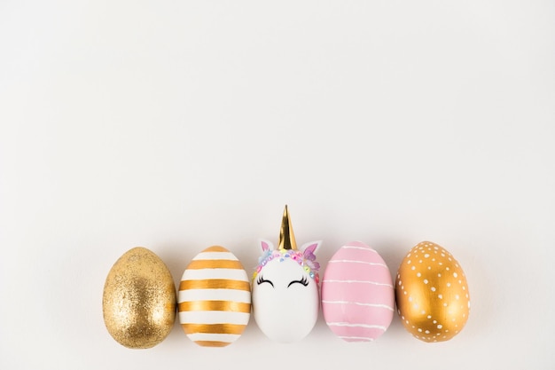 Uova di pasqua isolate su sfondo bianco felice easter banner bambini attività ispirazione biglietto di auguri