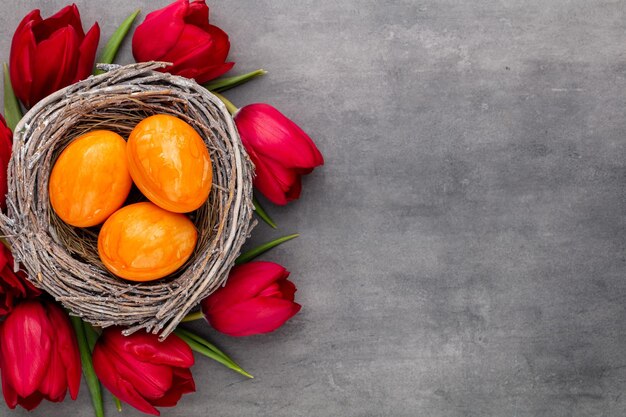 Uova di pasqua nel nido. tulipani di fiori di primavera. cartolina d'auguri di primavera.