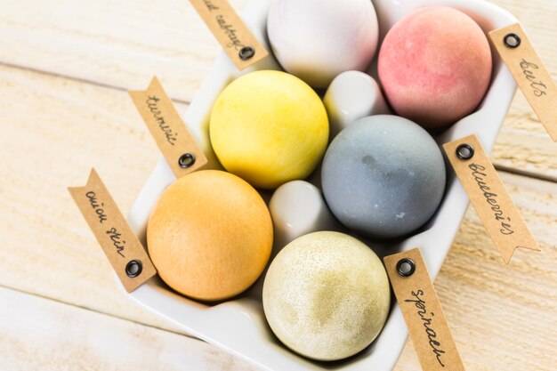 Uova di pasqua dipinte con colorante naturale di frutta e verdura.