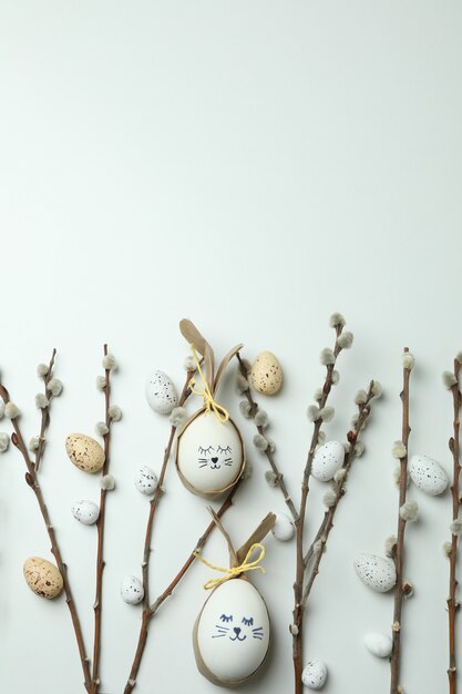 Photo easter eggs, quail eggs and catkins on white background