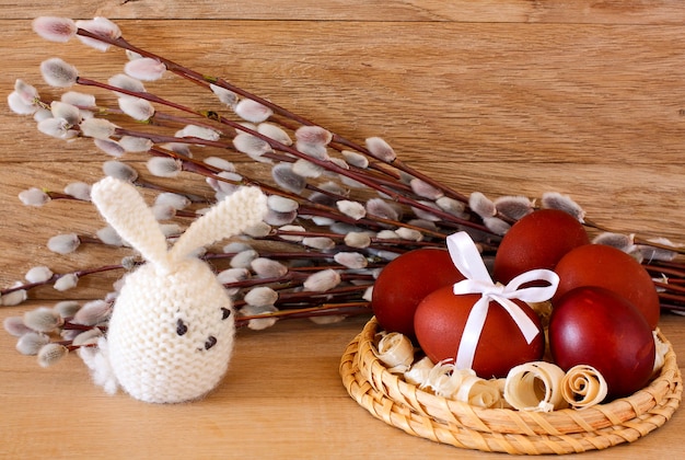Фото Пасхальные яйца, кролик и сережки на деревянном фоне