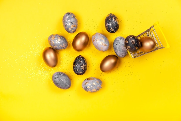 Uova di pasqua in un carrello del negozio. prepararsi al concetto di pasqua. concetto di acquisto di pasqua