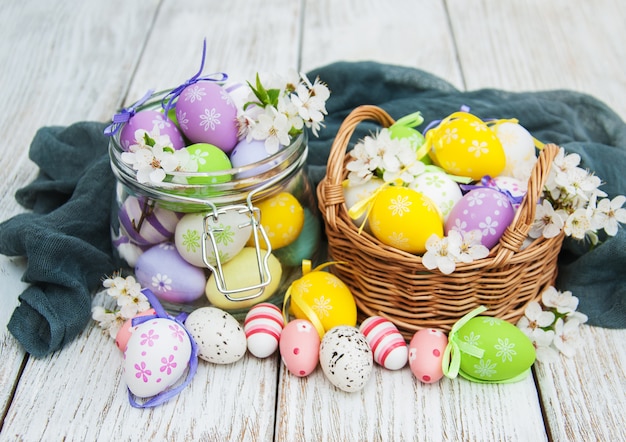 Uova di pasqua e fiore di primavera