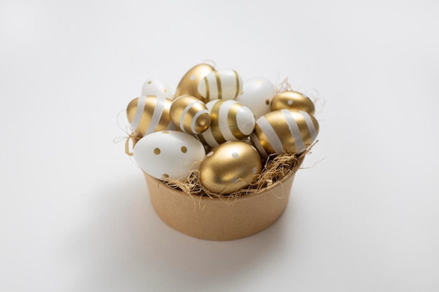 Пасхальные яйца в вазе для украшения на белом фоне