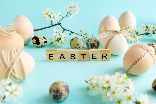Фото Пасхальные яйца с натуральным декором и живыми цветами христианские религиозные пасхальные праздничные деревенские яйца