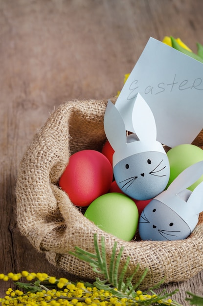 Foto uova di pasqua su fondo di legno