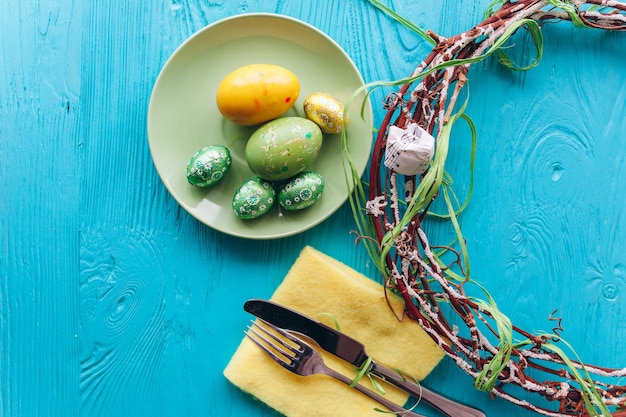 Foto uova di pasqua su un fondo di legno