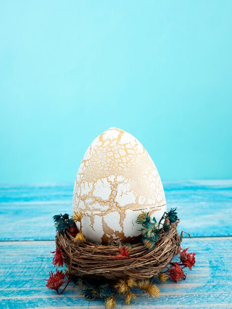 Пасхальные яйца на деревянном фоне