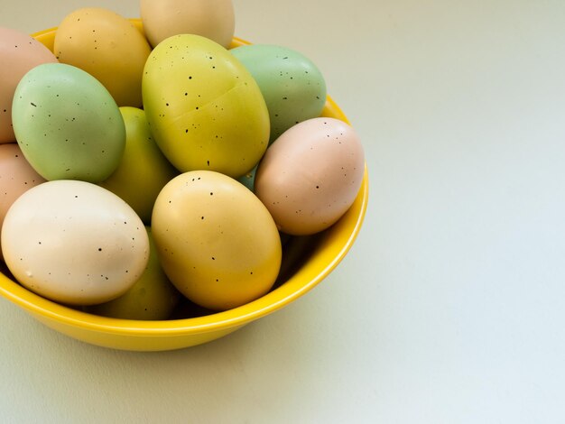 노란색 그릇에 부활절 달걀입니다.