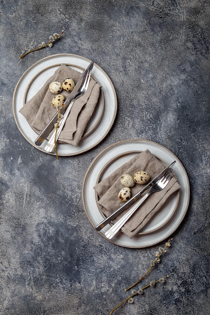 Photo easter festive table setting with quail eggs top view