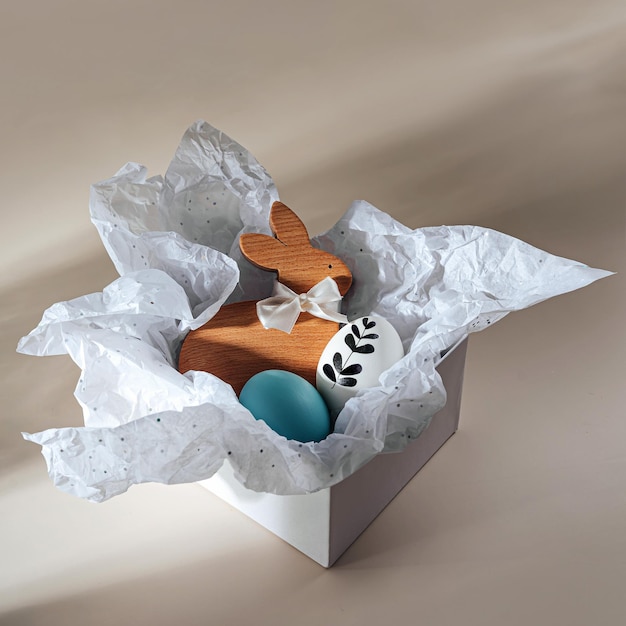 부활절 선물 상자 부활절 토끼와 부활절 달걀 상자에 흰 종이가 있는 행복한 부활절 개념