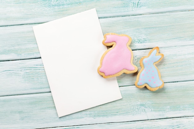 Foto biscotti di pan di zenzero di pasqua e cartolina d'auguri