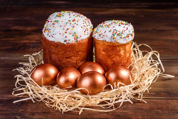 Золотые пасхальные яйца в гнезде, подготовка к празднику. Золотые яйца в гнезде