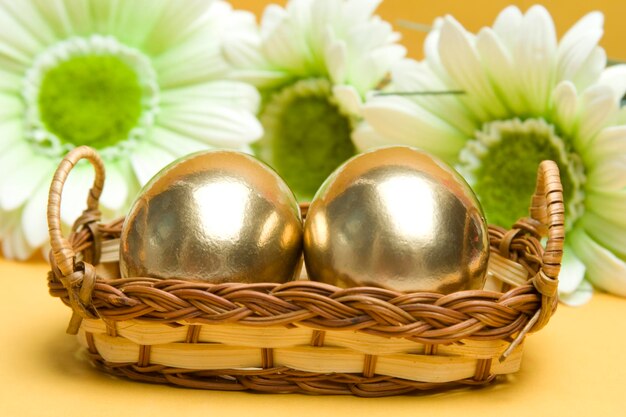 Foto uova d'oro di pasqua