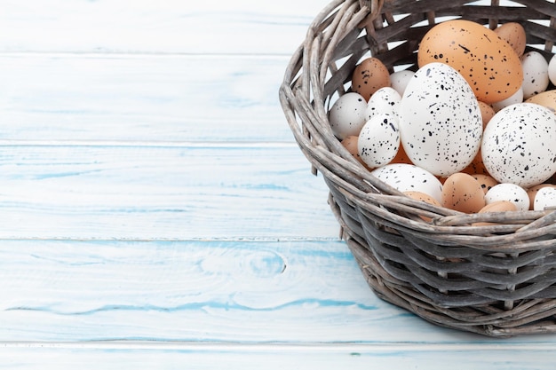 Пасхальная открытка с пасхальными яйцами