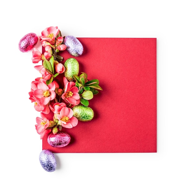 Foto cartella di auguri di pasqua con fiori di quince giapponese uova di cioccolato e carta da biglietto