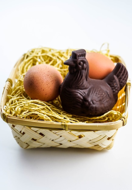 짚 둥지에 계란을 든 부활절 암탉