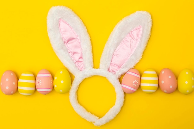 Пасхальный праздник фон с кроличьими ушами и пасхальными яйцами