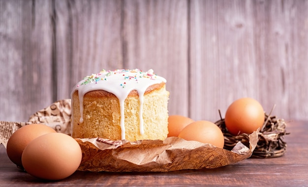 Concetto di vacanza di pasqua. torta di pasqua con le uova su fondo in legno