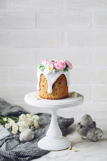 Foto torta fatta in casa di pasqua con fiori