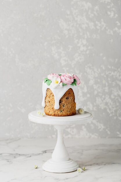 Photo easter homemade cake with flowers