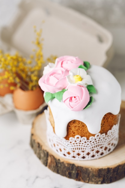 Torta fatta in casa di pasqua con fiori