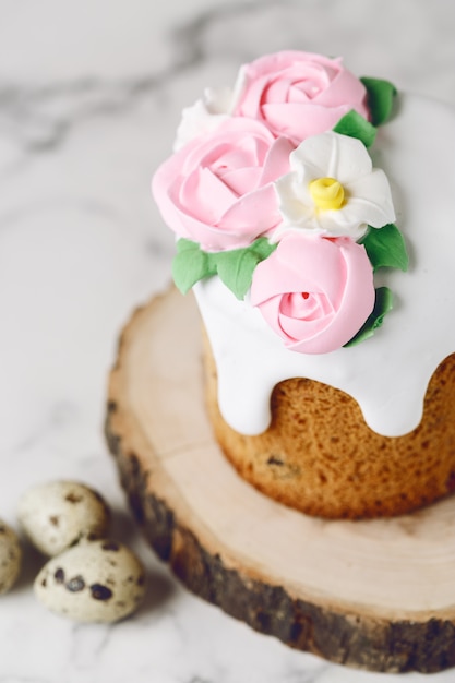 Photo easter homemade cake with flowers