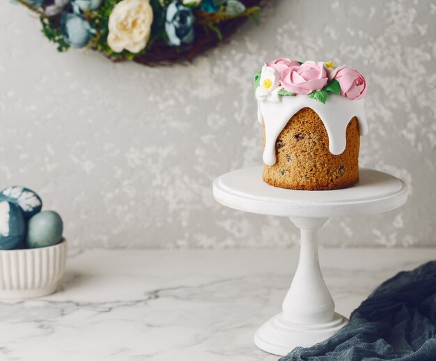 Photo easter homemade cake with flowers