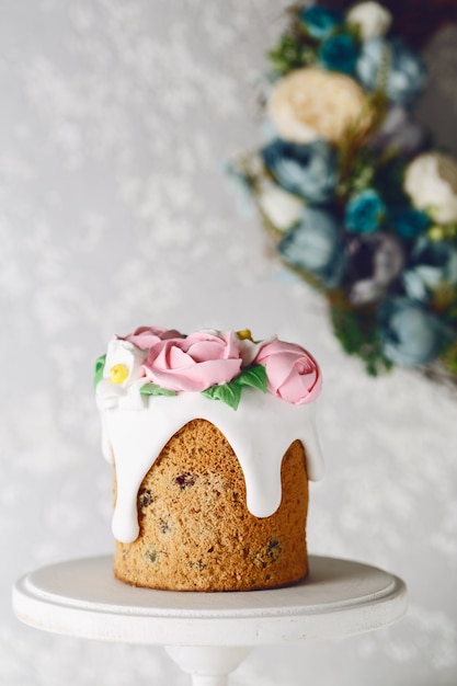 Torta fatta in casa di pasqua con fiori