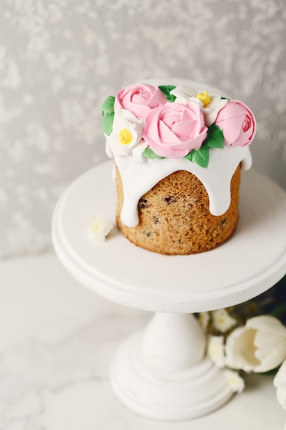 Foto torta fatta in casa di pasqua con fiori