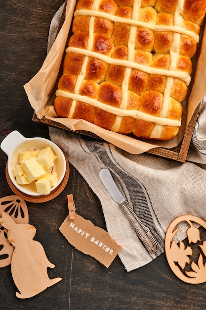 Пасхальные булочки с горячим крестом. Традиционный завтрак и пасхальная выпечка