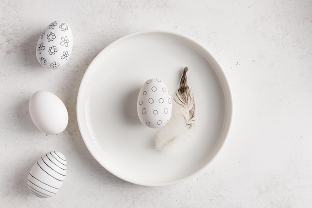 Composizione minima di pasqua con uova di pasqua decorate in bianco e nero