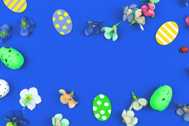 Mockup di pasqua o composizione del modello con spazio per la copia e decorazione pasquale primaverile, uova dipinte e fiori