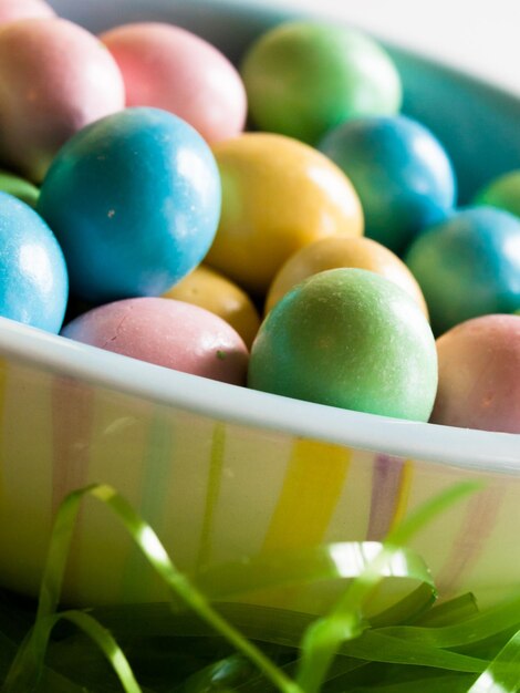 Caramelle multicolori di pasqua nella ciotola.