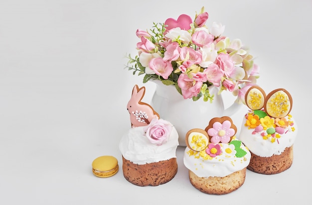 Pane dolce ortodosso di pasqua, torta pasquale con fiori e pan di zenzero. concetto della prima colazione di feste con lo spazio della copia.