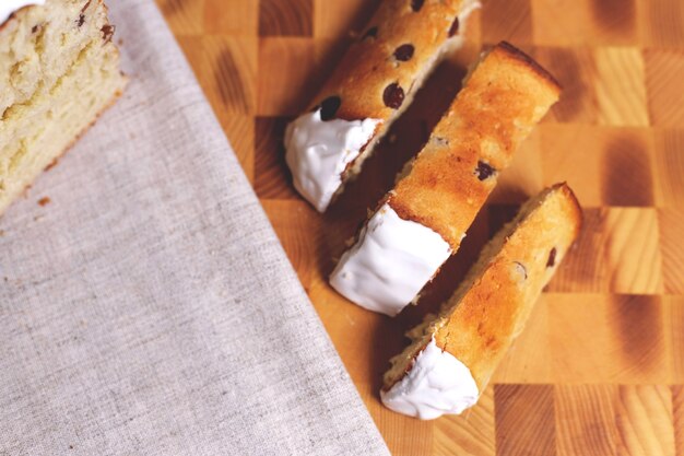 Dolci pasquali e uova colorate su un tavolo. composizione primaverile. dolci tradizionali per le feste ortodosse.