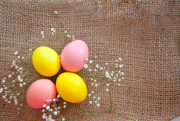 пасхальный узор из яиц с цветами и конфетами на белом фоне пасхальная концепция